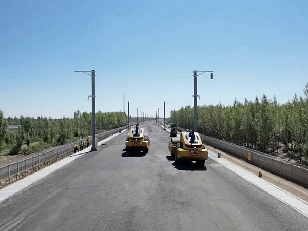 LIUGONG’s Unmanned Paving Contributes to Construction