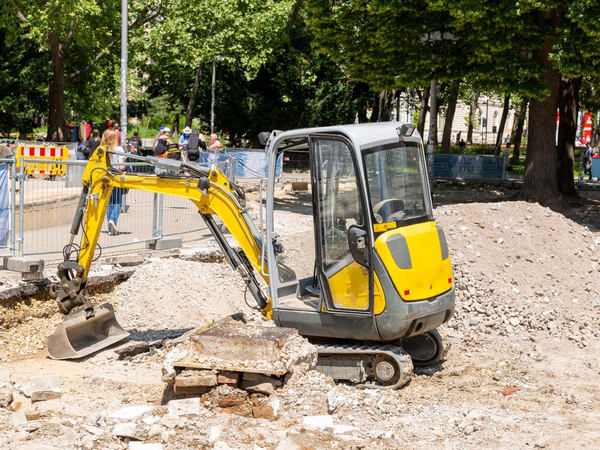 Safety of Compact Excavators: Lifting Heavy Loads