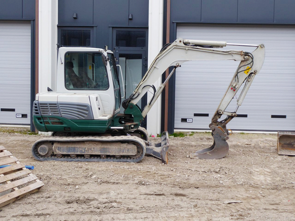 Safety of Compact Excavators: Lifting Heavy Loads